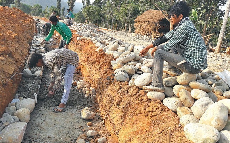 लकडाउनमा घर फर्केका युवाले बनाए सडक